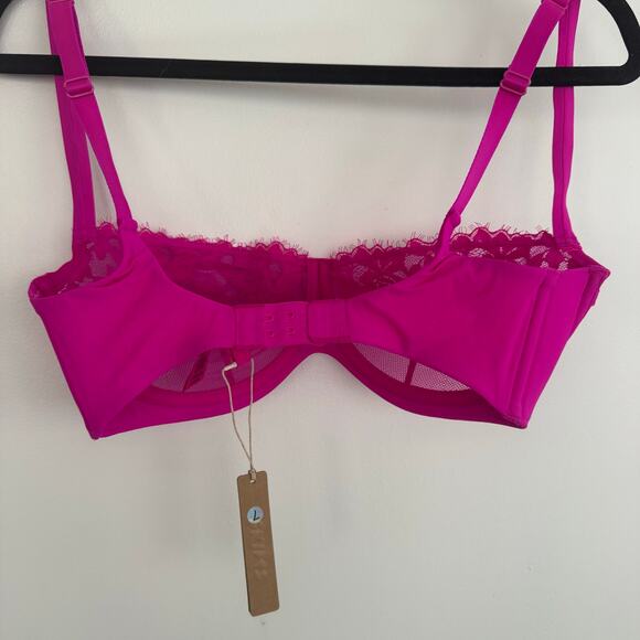 SKIMS Femme Lace Balconette Bra in Fuchsia - Picture 4 of 5